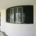 Fixed window screens on a curved window
